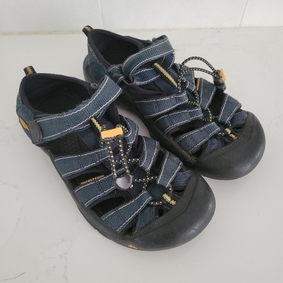 Keen Newport H2 Closed Toe Water Shoe Water Sandal Black Blue Navy Boys Size 2/3 - Picture 2 of 4